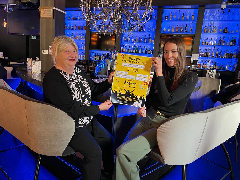 Kassiererin und Schriftführerin mit Flyer